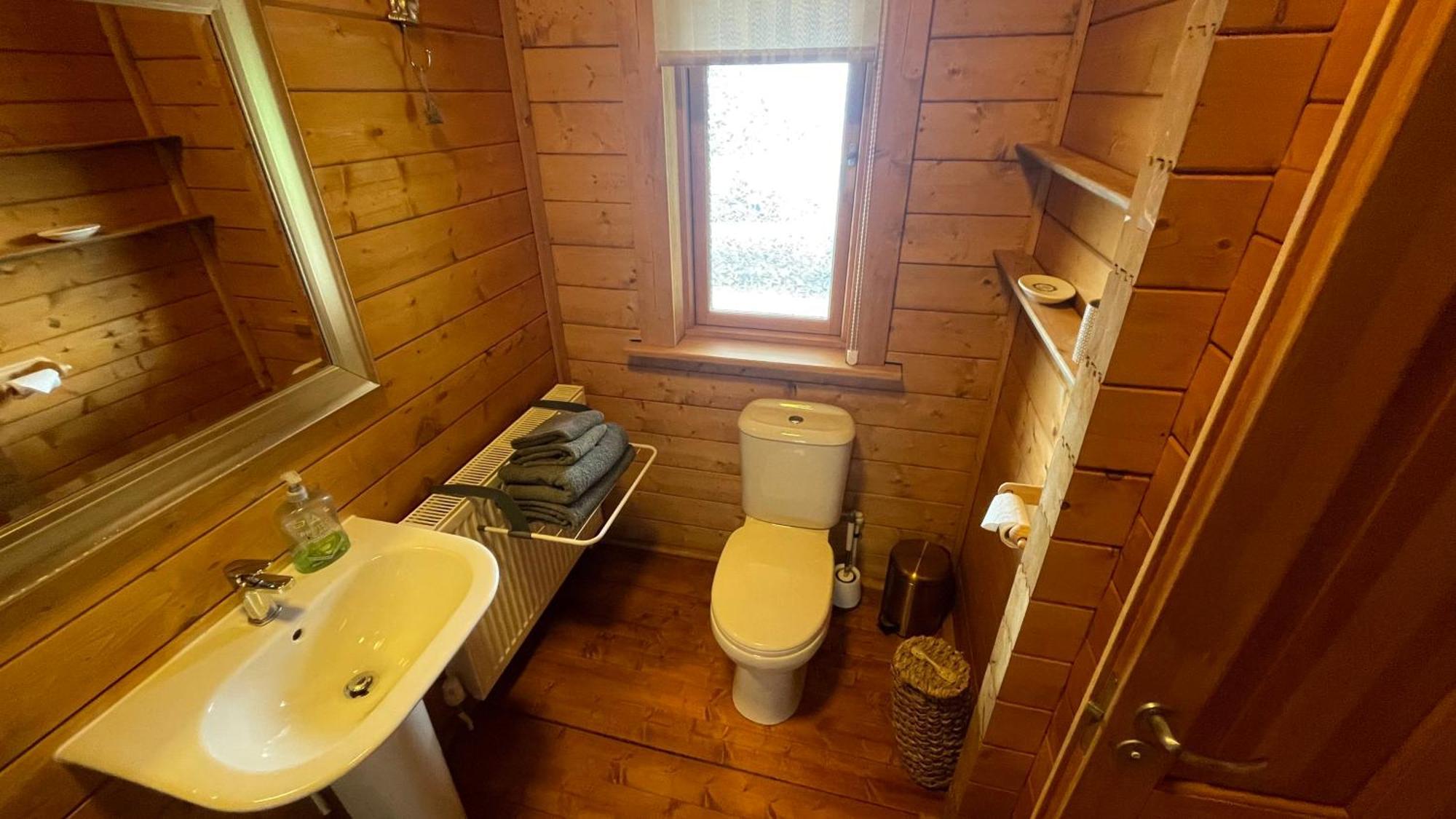 Blossom Cabin - Little Log Cabin In Wales Newtown  Kültér fotó